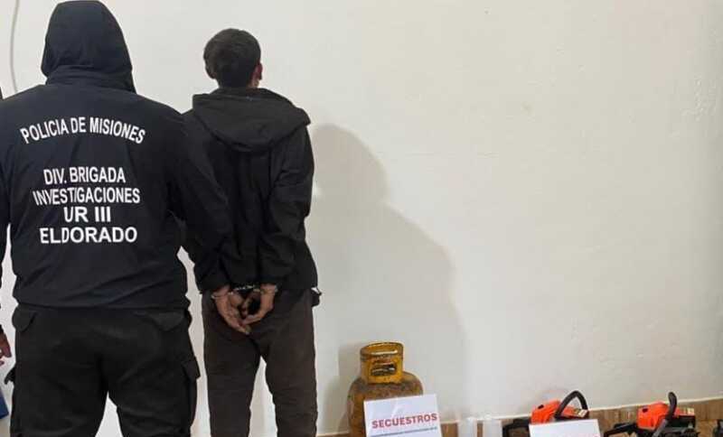 Estaba detenido para averiguar sus antecedentes y terminó vinculado a un robo con boquete en una ferretería de Eldorado La investigación por un robo en una ferretería de Eldorado permitió recuperar parte de las herramientas sustraídas, entre ellas dos motosierras.