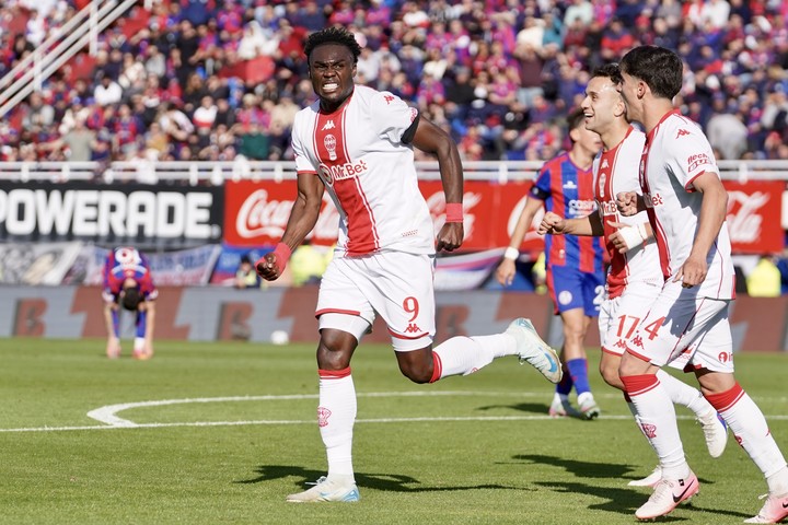 Huracán derrotó a San Lorenzo y volvió a festejar como visitante después de 25 años Huracán