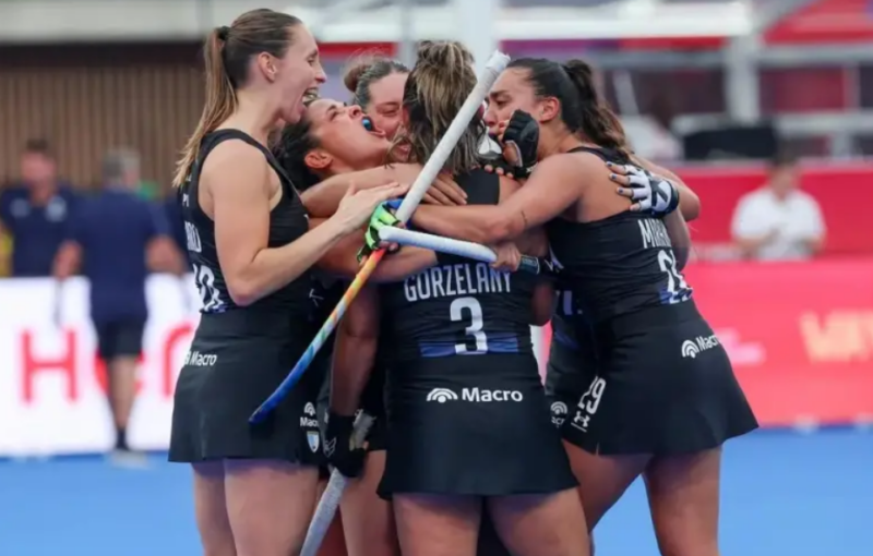 Las Leonas llegaron al país con la Copa del Mundo tras la hazaña ante Países Bajos 4 Las Leonas regresaron al país con la Copa del Mundo tras vencer a Países Bajos en los shoot-outs y conquistar su tercer título mundial.