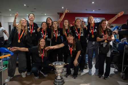 Las Leonas llegaron al país con la Copa del Mundo tras la hazaña ante Países Bajos Las Leonas regresaron al país con la Copa del Mundo tras vencer a Países Bajos en los shoot-outs y conquistar su tercer título mundial.