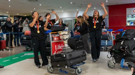 Las Leonas llegaron al país con la Copa del Mundo tras la hazaña ante Países Bajos 2 Las Leonas regresaron al país con la Copa del Mundo tras vencer a Países Bajos en los shoot-outs y conquistar su tercer título mundial.