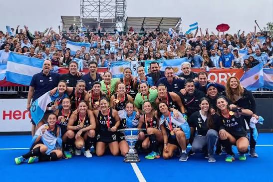 Las Leonas llegaron al país con la Copa del Mundo tras la hazaña ante Países Bajos 6 Las Leonas regresaron al país con la Copa del Mundo tras vencer a Países Bajos en los shoot-outs y conquistar su tercer título mundial.