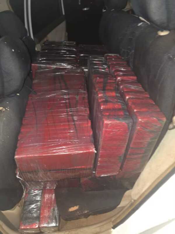 Paraguay: incautaron casi 500 kilos de marihuana tras un operativo 2 La Policía paraguaya decomisó 483 kilos de marihuana prensada durante un operativo en Canindeyú. El conductor abandonó el vehículo y logró escapar hacia una zona boscosa.