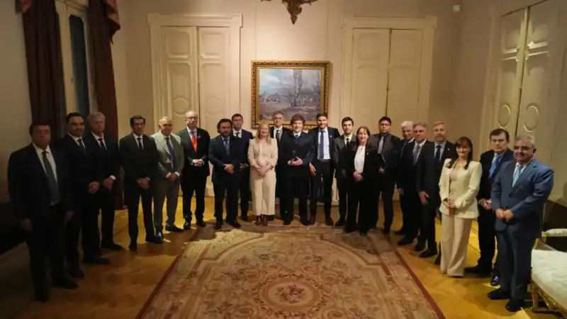 Carlos Fara analizó el vínculo entre Milei y los gobernadores: “Empezaron a ponerse más duros” Carlos Fara analizó en Radio Up la relación de Milei con los gobernadores, las derrotas legislativas y el escenario electoral rumbo a 2027.