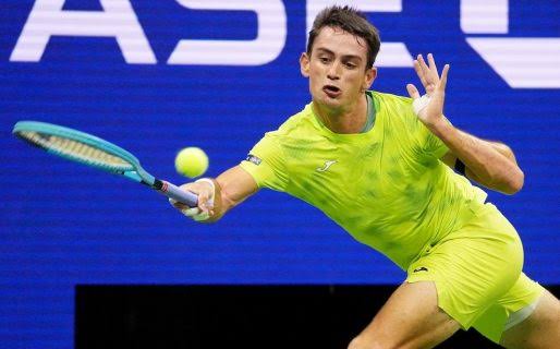 Mariano Navone derrotó a Novak Djokovic en cinco sets y más de cuatro horas en la primera ronda del US Open 2026. El argentino protagonizó un triunfo histórico.