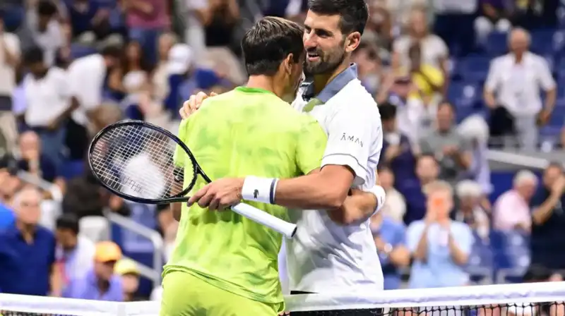Mariano Navone derrotó a Novak Djokovic en cinco sets y más de cuatro horas en la primera ronda del US Open 2026. El argentino protagonizó un triunfo histórico.