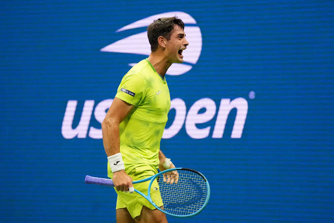 Mariano Navone derrotó a Novak Djokovic en cinco sets y más de cuatro horas en la primera ronda del US Open 2026. El argentino protagonizó un triunfo histórico.