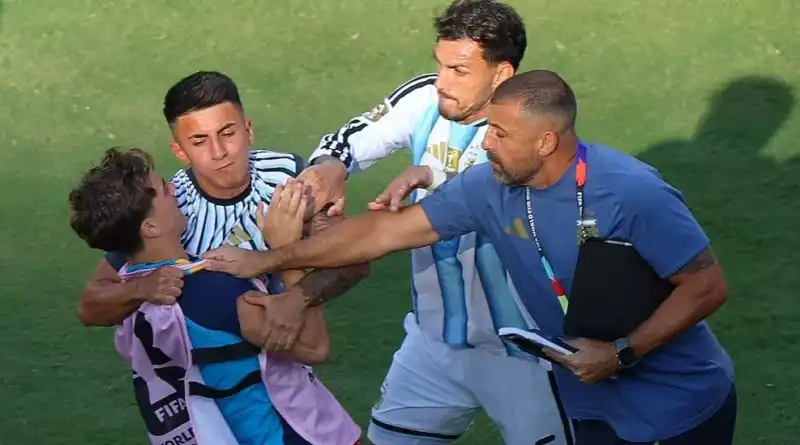 Paredes apuntó contra FIFA por los 10 partidos de suspensión tras la final Paredes