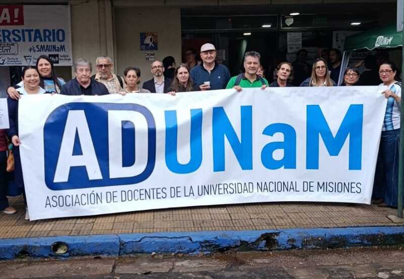 Banderazo universitario en Posadas reclamó la aplicación de la Ley de Financiamiento Posadas