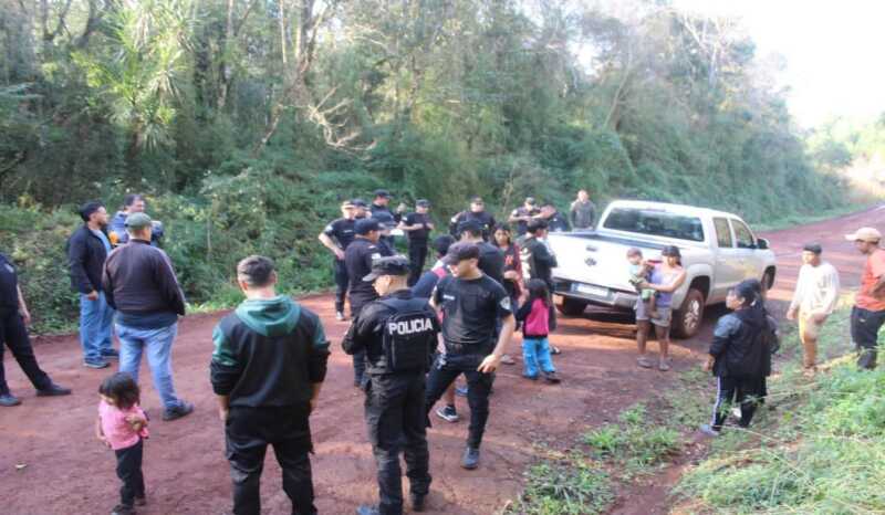 Con presencia policial en la zona, la comunidad Puente Quemado II aguarda una negociación mientras persiste un clima de alta tensión.