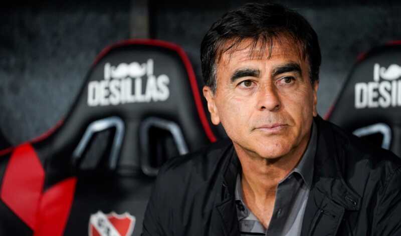 Fin de ciclo: Gustavo Quinteros dejó de ser el DT de Independiente La dirigencia de Independiente se reunirá para definir si Gustavo Quinteros continúa como entrenador tras la derrota 4-0 ante Atlético Tucumán y la eliminación de la Copa Argentina.