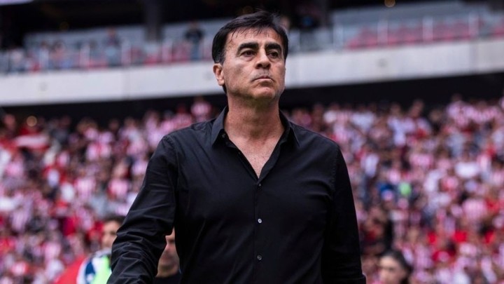 Fin de ciclo: Gustavo Quinteros dejó de ser el DT de Independiente 1 La dirigencia de Independiente se reunirá para definir si Gustavo Quinteros continúa como entrenador tras la derrota 4-0 ante Atlético Tucumán y la eliminación de la Copa Argentina.