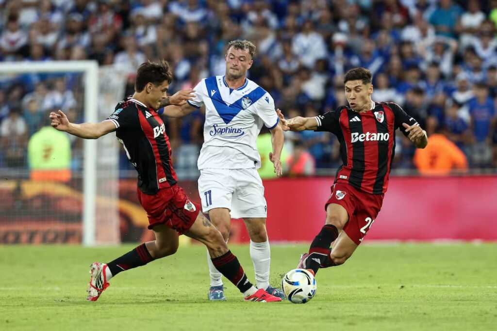 River recibe al invicto Vélez River