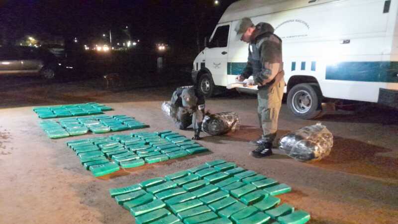 Gendarmería secuestró más de 244 kilos de marihuana tras una persecución en la Ruta 12 gendarmería incautó 244 kilos de marihuana