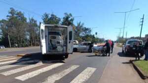 mujer sufrió una fractura tras un choque entre una moto y un auto en Garupá