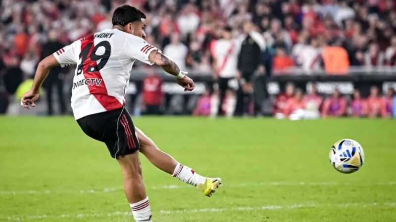 Se vacía el “container” de River: Galoppo, Kendry Páez y Galarza Fonda, cerca de concretar sus salidas 3 WhatsApp Image 2026 08 28 at 18.14.19 1 - 2