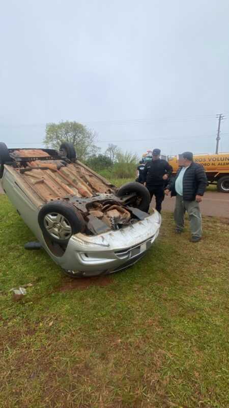Una conductora resultó ilesa tras despistar con su auto en Gobernador López La conductora fue asistida en el lugar tras el despiste ocurrido a la altura del kilómetro 5 de la Ruta Provincial 215.