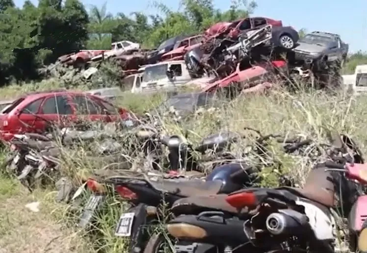 Posadas compacta más de 500 vehículos y motos abandonados: "Tenemos 900 motos y el 50% se va a compactar" 3 La Municipalidad de Posadas compactará más de 500 vehículos y motos abandonados para liberar espacio en el corralón y prevenir focos de dengue.