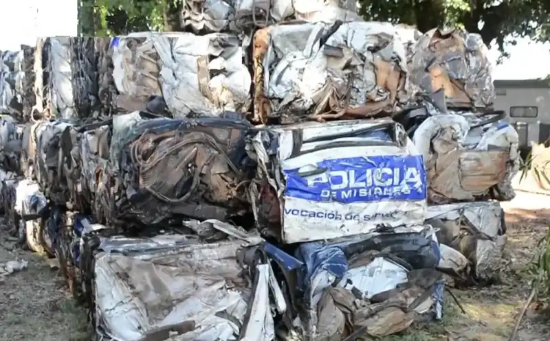 Posadas compacta más de 500 vehículos y motos abandonados: "Tenemos 900 motos y el 50% se va a compactar" 4 La Municipalidad de Posadas compactará más de 500 vehículos y motos abandonados para liberar espacio en el corralón y prevenir focos de dengue.