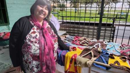 Confecciona abrigos y cuchas para mascotas: “Es una entrada más que me sirve en este tiempo de crisis económica” Confecciona