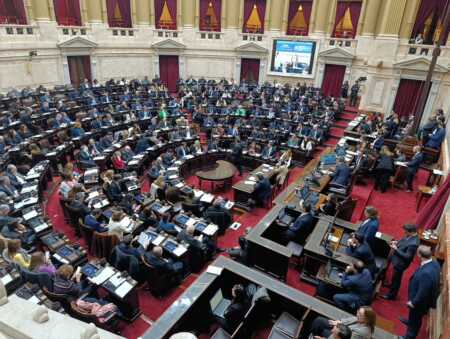 La Cámara de Diputados aprobó tres iniciativas clave para el Gobierno y dejó expuesto el mapa de alianzas, abstenciones y ausencias.