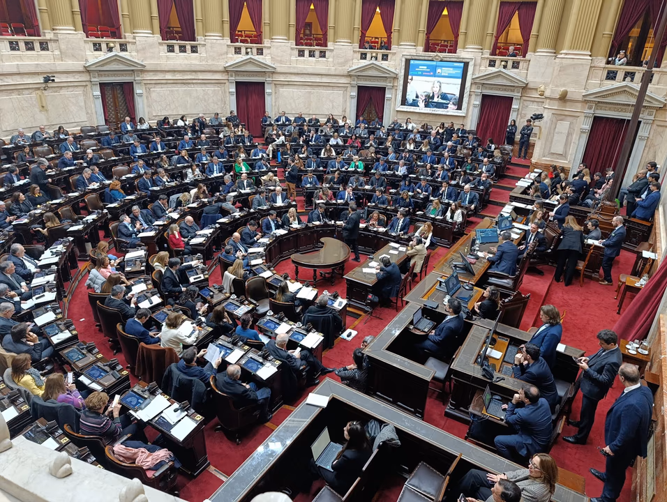 Radiografía de la votación: el Gobierno avanzó con Banco Central, Inocencia Fiscal y Patentes La Cámara de Diputados aprobó tres iniciativas clave para el Gobierno y dejó expuesto el mapa de alianzas, abstenciones y ausencias.