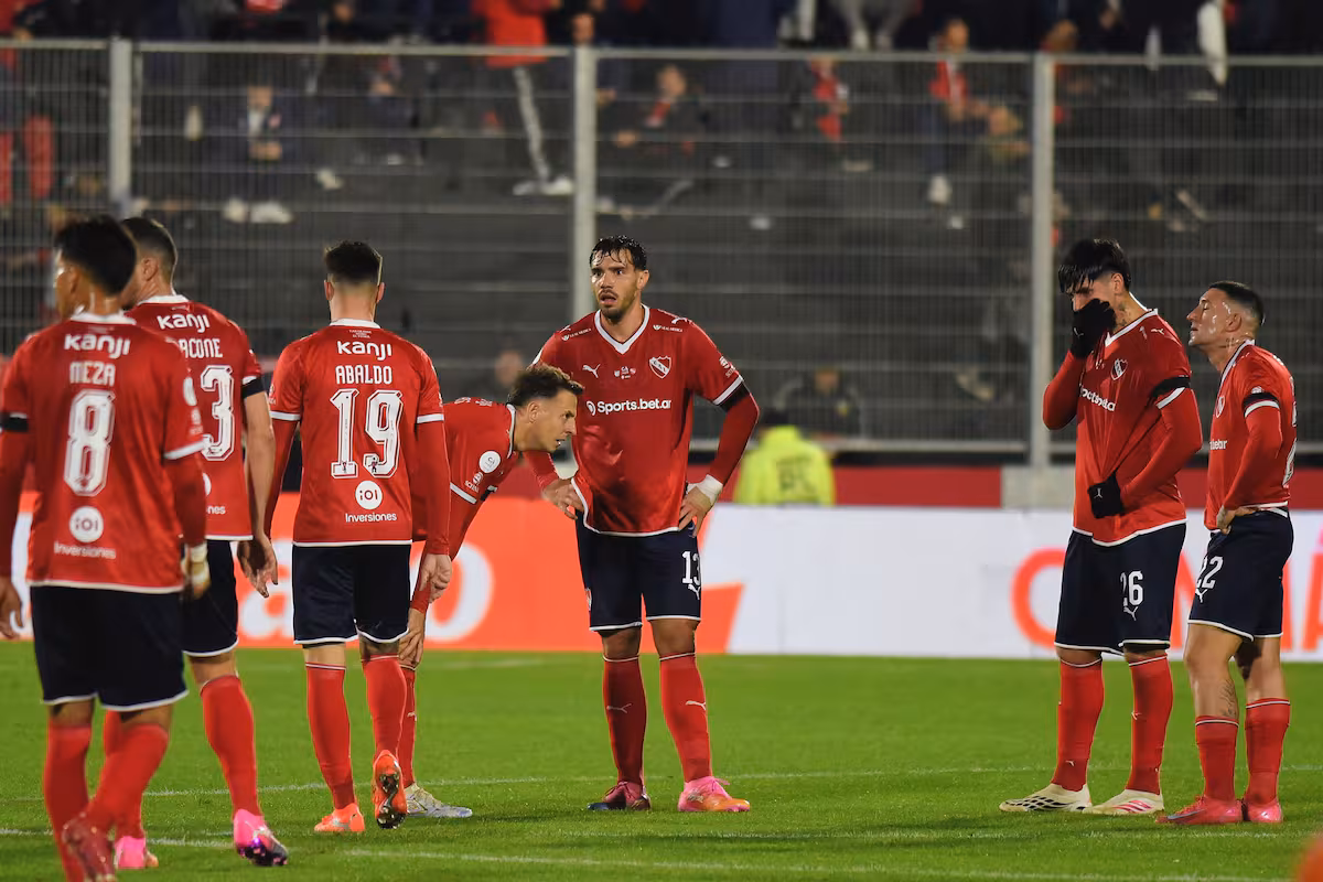Fin de ciclo: Gustavo Quinteros dejó de ser el DT de Independiente 2 La dirigencia de Independiente se reunirá para definir si Gustavo Quinteros continúa como entrenador tras la derrota 4-0 ante Atlético Tucumán y la eliminación de la Copa Argentina.