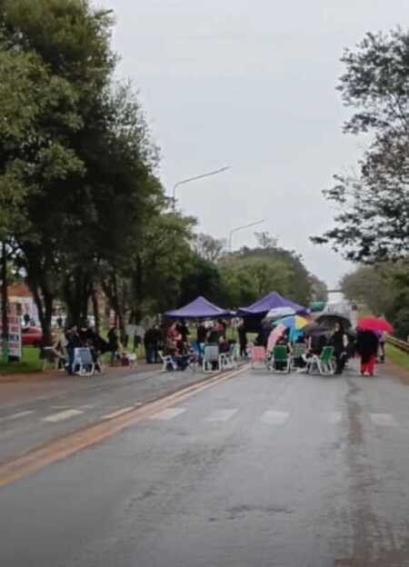 Docentes cortan totalmente la Ruta Nacional 12 en Jardín América y desvían el tránsito por la colectora docentes - jardín - ruta 12