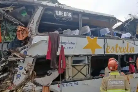 Tragedia en Brasil: volcó un micro turístico en Petrópolis y murieron 10 personas kTgLaSV5E2 0x1000 detail - 1