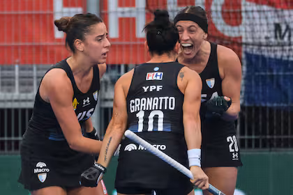 Las Leonas llegaron al país con la Copa del Mundo tras la hazaña ante Países Bajos 5 Las Leonas regresaron al país con la Copa del Mundo tras vencer a Países Bajos en los shoot-outs y conquistar su tercer título mundial.