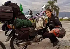 Marcela, la misionera que recorre Brasil en su moto 110 y su gata Lagertha: "Hago 130 km diarios, con un tanque me alcanza"