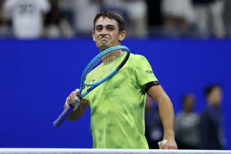 Mariano Navone derrotó a Novak Djokovic en cinco sets y más de cuatro horas en la primera ronda del US Open 2026. El argentino protagonizó un triunfo histórico.