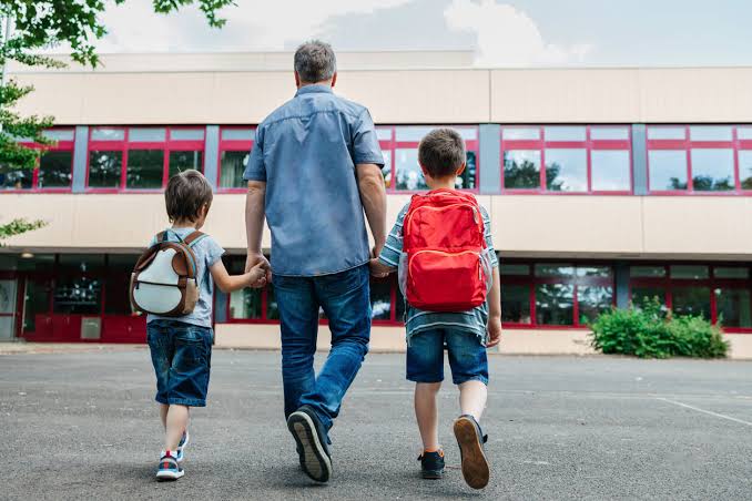 Cazenave: “Démosle protagonismo al maestro y menos protagonismo a los ministros” 8 Eduardo Cazenave analizó la libertad educativa y pidió devolver protagonismo a las escuelas, docentes y comunidades educativas.