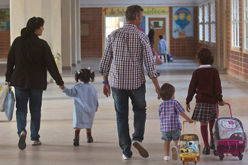 Eduardo Cazenave: “Papás y colegio es un matrimonio de enseñanza fundamental” 1 Eduardo Cazenave analizó en Arriba la Radio el rol de los padres en la educación, la relación con las escuelas, los grupos de WhatsApp y la necesidad de recuperar la confianza y la autoridad.