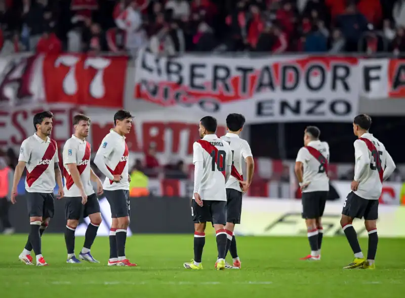 River no levanta y se aleja cada vez más de la Libertadores: así está la tabla anual 2 River suma 33 puntos y está 11° en la tabla anual, fuera de la Copa Libertadores. Mirá qué partidos le quedan al Millonario en el Torneo Clausura.