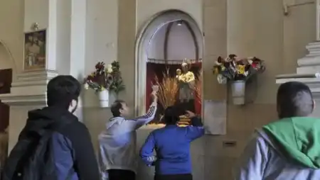 La gente va cada vez más a las iglesias a pedir ayuda y no solamente a rezar, según un informe El 35,5% de los argentinos acudió a una iglesia o templo en busca de ayuda durante el último año. Alimentos, medicamentos, dinero y trabajo están entre las principales demandas que reciben las iglesias.