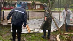 La Policía refuerza la asistencia en zonas rurales tras el temporal que afectó a más de 30 viviendas Policía asiste victimas temporal en Misiones