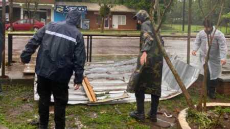 La Policía refuerza la asistencia en zonas rurales tras el temporal que afectó a más de 30 viviendas Policía asiste victimas temporal en Misiones