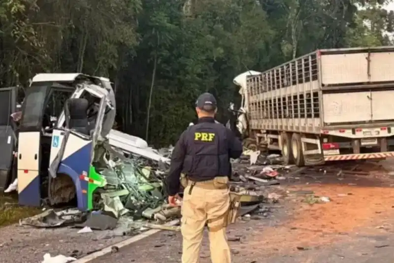 Tragedia en Brasil: un choque entre un camión y un autobús dejó 22 muertos