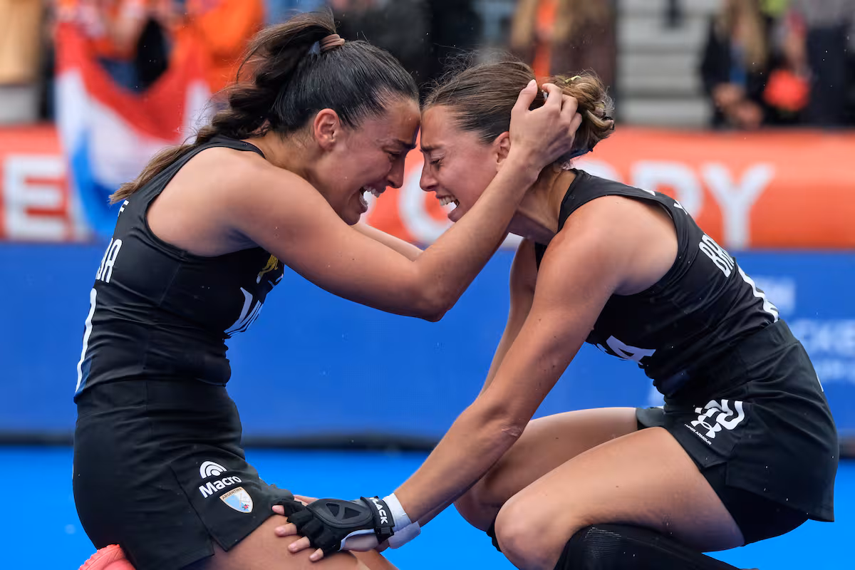 Las Leonas llegaron al país con la Copa del Mundo tras la hazaña ante Países Bajos 7 Las Leonas regresaron al país con la Copa del Mundo tras vencer a Países Bajos en los shoot-outs y conquistar su tercer título mundial.