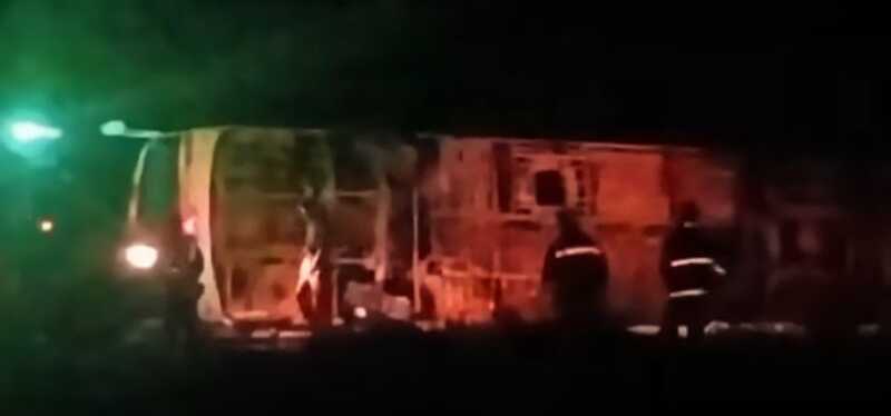 Colectivo de larga distancia volcó sobre la Ruta Nacional 14: varios heridos fueron trasladados al hospital de Santo Tomé El colectivo de larga distancia terminó volcado a un costado de la Ruta Nacional 14, entre Alvear y Santo Tomé.