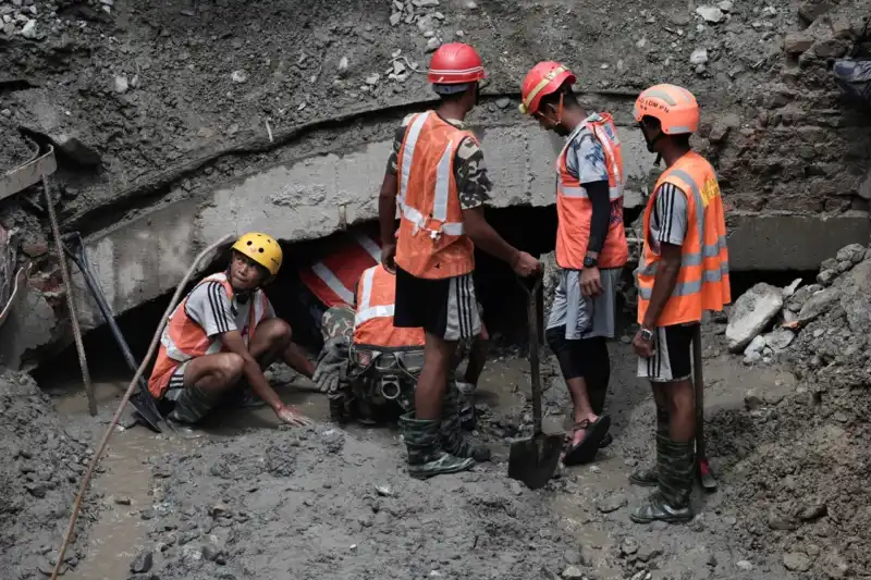 Nepal: rescataron con vida a dos trabajadores atrapados durante 10 días en un túnel 4 Diez días en la oscuridad: el dramático rescate de dos trabajadores en Nepal