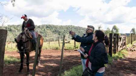 Contar el agro: el desafío de un periodismo que se especializa y mira al territorio Periodistas agropecuarios visitaron una estancia ganadera en 25 de Mayo. Foto: Ada López.