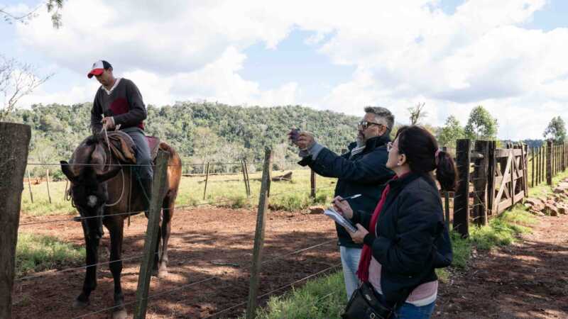 Contar el agro: el desafío de un periodismo que se especializa y mira al territorio Periodistas agropecuarios visitaron una estancia ganadera en 25 de Mayo. Foto: Ada López.