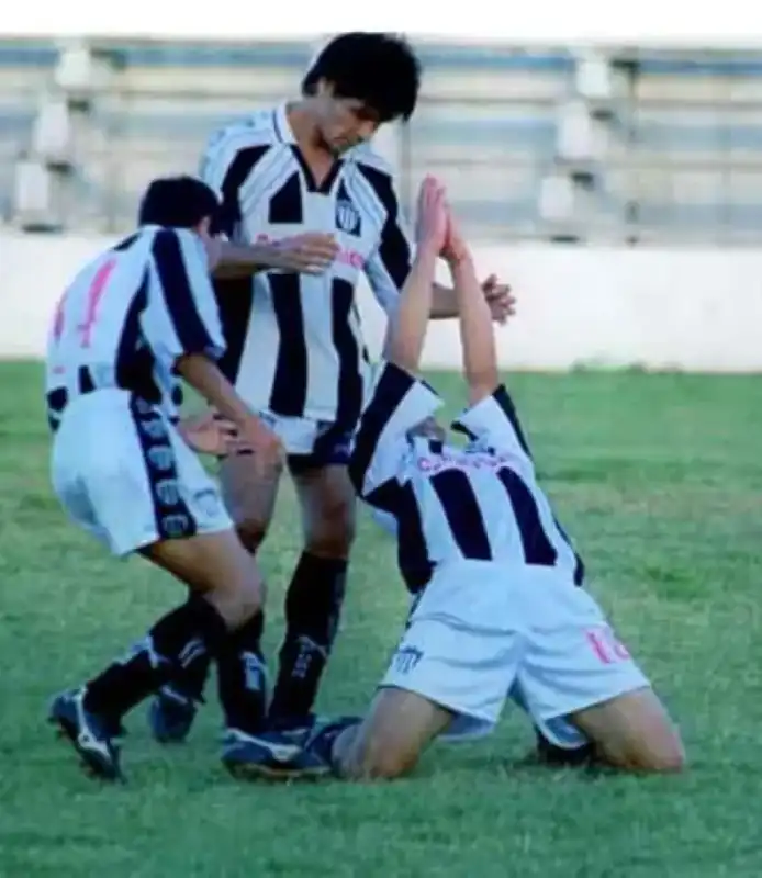 Atlético Posadas cumple 114 años: la historia del “Decano” del fútbol posadeño 8 Atlético Posadas cumple 114 años y repasa una historia marcada por sus orígenes, sus grandes figuras, sus títulos y su identidad.