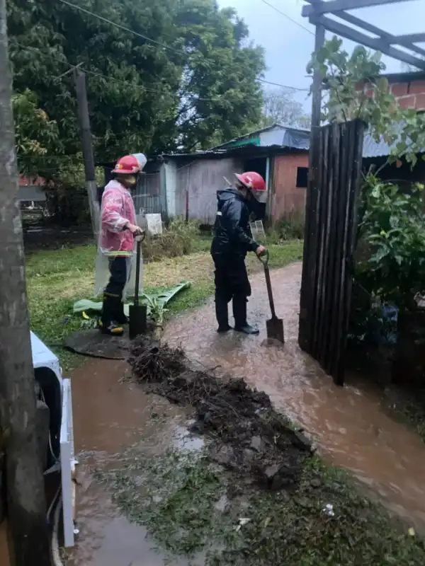 La lluvia puso en riesgo a varias familias de Garupá Familia Garupá