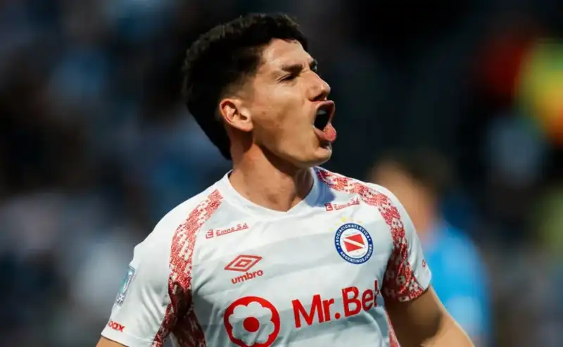 River obtuvo diez días extra para incorporar un jugador por la lesión de Giorgio Constantini y negocia por Francisco Álvarez, de Argentinos Juniors.