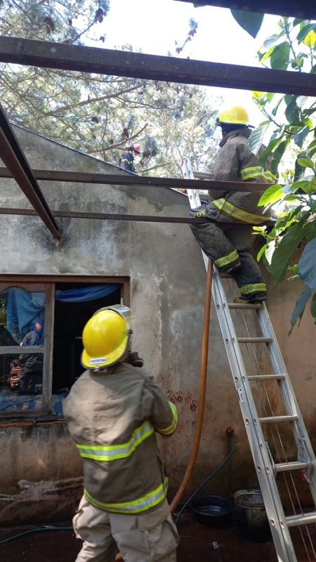 Controlaron a tiempo un principio de incendio en una vivienda de Salto Encantado Imagen3 - 1