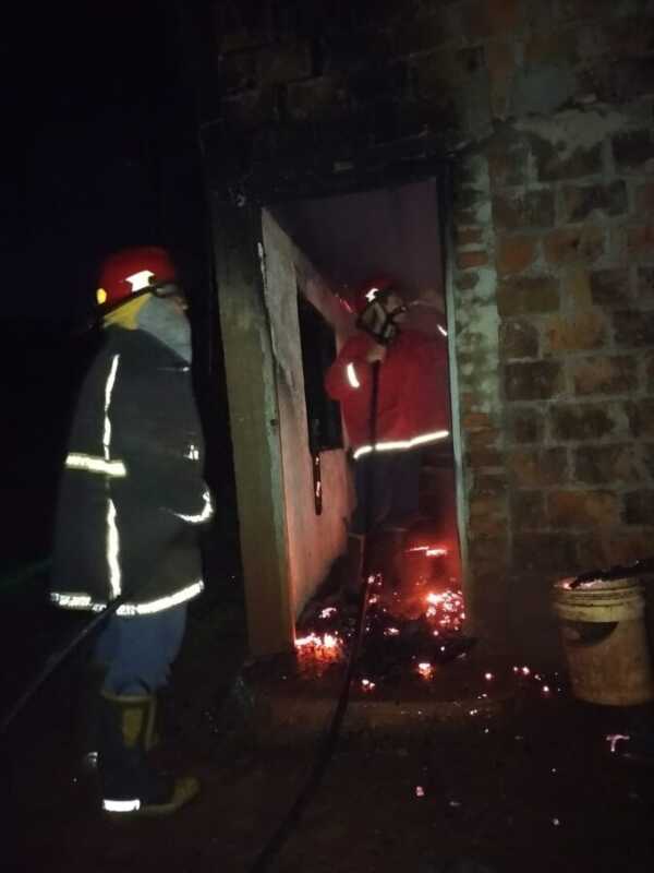 Incendio destruyó una vivienda en Azara 2 Incendio
