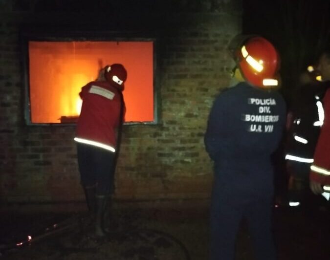 Incendio destruyó una vivienda en Azara 1 Incendio
